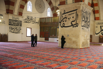 Hat yazılarıyla bir şaheser: Edirne Eski Cami