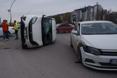 Refüje çarpan otomobil yan yattı