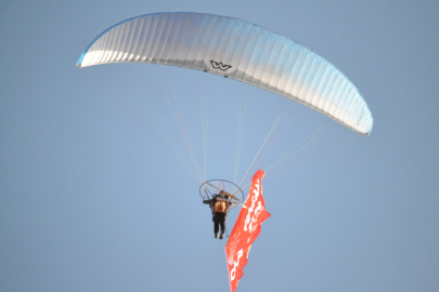 CHP adayı Akın’dan paramotorlu tanıtım