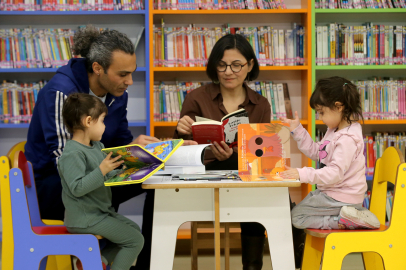 Kitap kurdu aile kütüphanede okumayı geleneğe dönüştürdü