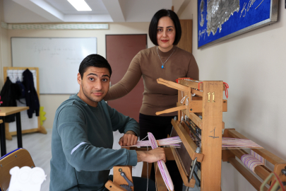 Otizmli genç okuldaki dokuma tezgahının başından kalkmıyor