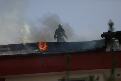 Tekirdağ'da bir binanın çatı katında yangın çıktı