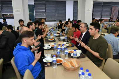 Vali Soytürk üniversite öğrencileri ile iftar yaptı