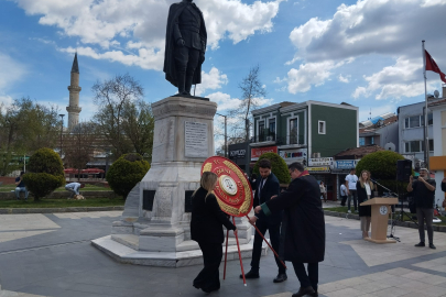 Avukatlar gününü Atatürk anıtında kutladı