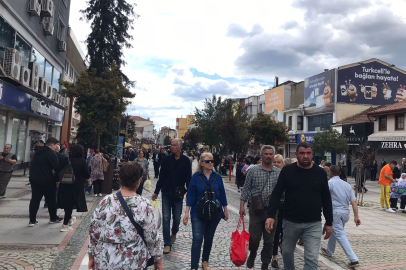 Güneşli hava Saraçlar Caddesi’ni doldurdu