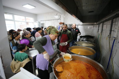 Bu aşevini Roman gönüllüler kurdu Her gün 2 bin kişiye yemek veriyorlar