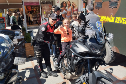 Saraçlar’da polis standına yoğun ilgi