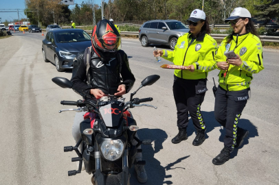 Trafik ekiplerinden sürücülere bayram şekeri ikramı