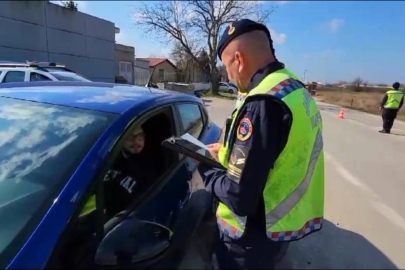 Edirne'de jandarma ekiplerinin trafik denetimleri sürüyor