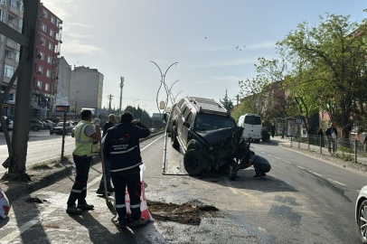 Üst geçidin direğine çarpan araç hurdaya döndü