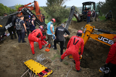 Kanal kazısında toprak altında kalan işçilerden biri kurtarıldı