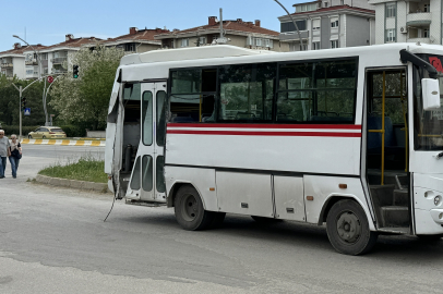 Kamyonun çarptığı minibüsteki yolcu yaralandı