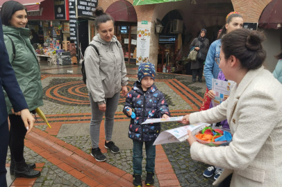 Edirne Barosu, çocuklara haklarını anlatan broşür dağıttı