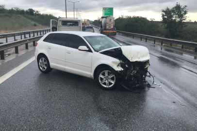 Bariyerlere çarpan otomobilin sürücüsü yaralandı