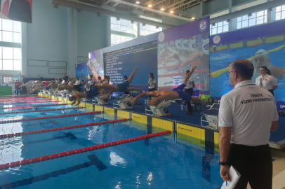 Yüzme yarışmasında 4 sporcu Türkiye rekoru kırdı