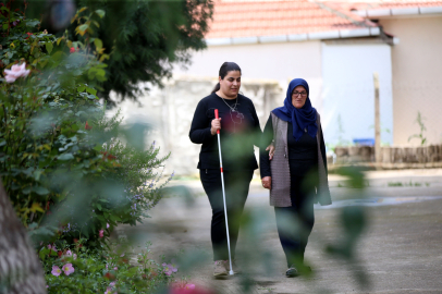 Görme engelli Emine, annesinin fedakarlıklarıyla hayata tutundu