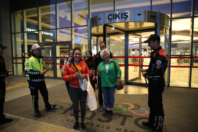 Edirne'de, polis ekipleri karanfil dağıttı