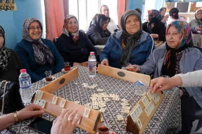 Erkeklerin giremediği kıraathanede kadınlar okeye döndü