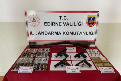 Edirne’de bir evde çok sayıda silah ele geçirildi