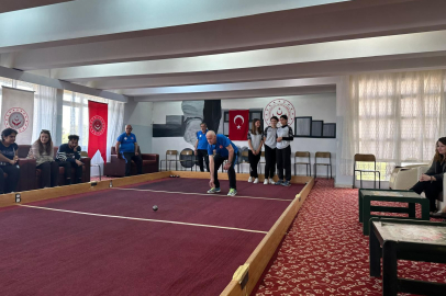 Öğrenciler ile huzurevi sakinlerinden bocce maçı