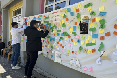 Üniversiteliler düşüncelerini Gazze için oluşturulan köşeye yazıyor