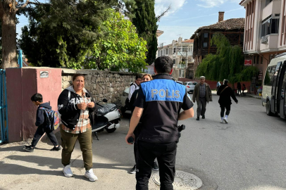 Edirne'de polis okul çevrelerinde denetimlerini sürdürüyor