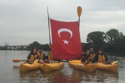 Edirne'de kanocular 19 Mayıs'ı kürek çekerek kutladı