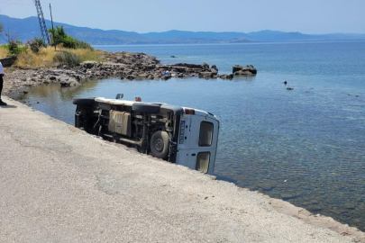 Ayvacık'ta Denize Devrilen Minibüsün Sürücüsü Yaralandı