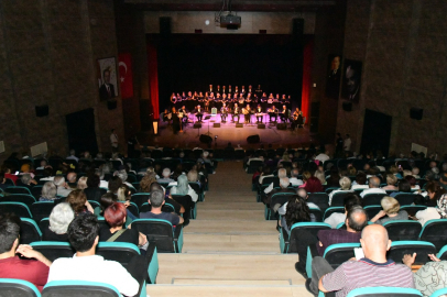 Vali Soytürk Nevzat Avcı Korosu’nun Konserini İzledi