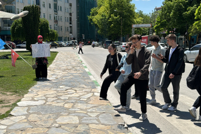 Tek Kişilik Protestosu ile İsrail'in Filistin'e Saldırılarına Dikkati Çekti