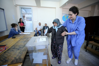 Büyükkarıştıran'da Yaşlı Seçmenler Yakınlarının Yardımıyla Oy Kullandı