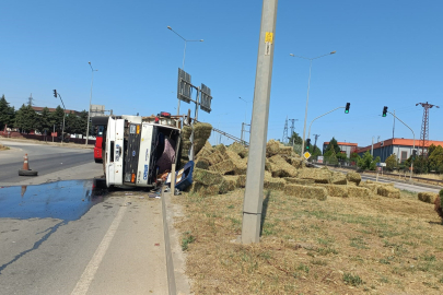 Kontrolden Çıkan Saman Balyası Yüklü Kamyon Devrildi