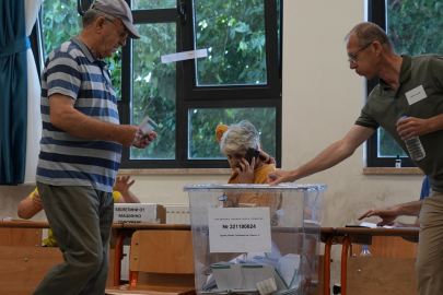 İzmir'deki Çifte Vatandaşlar Oy Kullanmaya Başladı