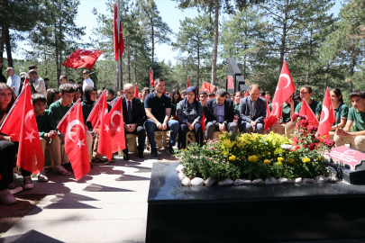 Tekin, Şehit Öğretmen Aybüke Yalçın'ın Kabrini Ziyaret Etti