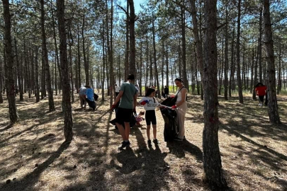 Öğrenciler Piknik Alanındaki Çöpleri Topladı