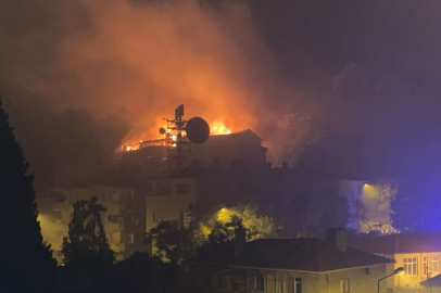 Kırklareli'nde Binaların Çatılarındaki Yangına Müdahale Ediliyor