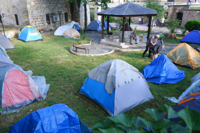 Güreş Sevdalıları, Cami Avlularında Çadırlarda Uyudu