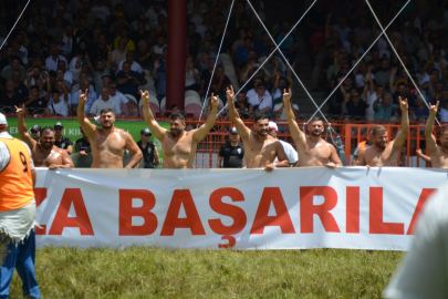 Başpehlivanlardan A Milli Takıma ‘Bozkurt’ ve Pankartlı Destek