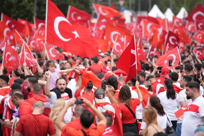 Türk Taraftarlar Maç Öncesi Milli Takıma Destek Verdi