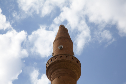 Yıldırım Düşen Caminin Minaresi Zarar Gördü, Müezzin Hafif Yaralandı