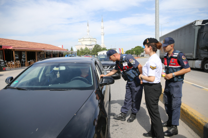 Jandarma Ekipleri Kapıkule'den Yurda Giren Gurbetçileri İkramlarla Karşılıyor