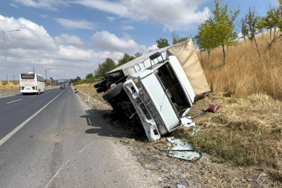 Kamyonet Yan Yattı; Sürücü Yara Almadan Kurtuldu