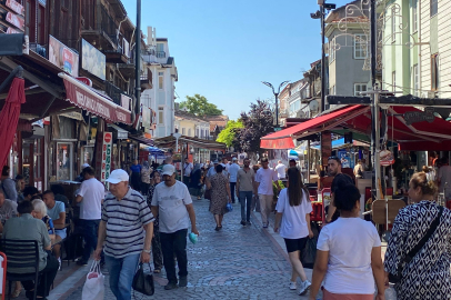 Saraçlar Caddesi'nde Cuma Hareketliliği