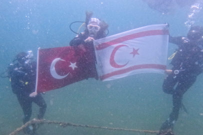 Su Altında Türk ve Kuzey Kıbrıs Türk Cumhuriyeti Bayrakları Açtılar