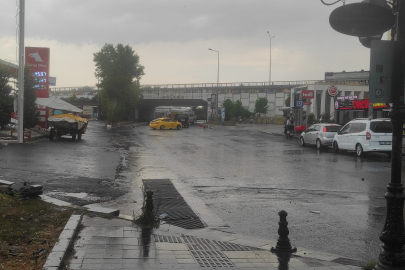 Tekirdağ'da Rögar Taştı, Cadde Sular Altında Kaldı