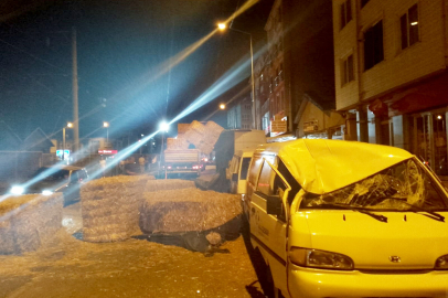 Tırdaki Saman Balyaları Park Halındaki Araçların Üzerine Düştü