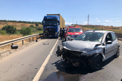 Önce Bariyerlere, Sonra TIR’a Çarpan Otomobil Hurdaya Döndü