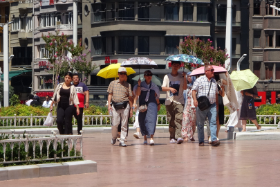 Taksim’de Yerli ve Yabancı Turistlerin Sıcak ile İmtihanı