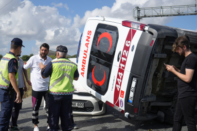 Hastaya Yetişen Ambulans Otomobilin Üzerine Devrildi