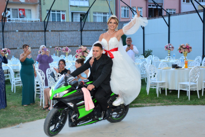 Gelin ve Damat Düğün Salonuna Motosikletle Girdi